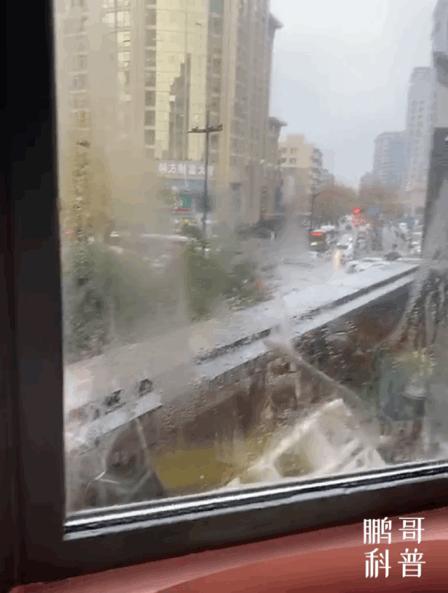 冬天窗户玻璃结霜怎么解决,冬天房间窗户结霜怎么解决