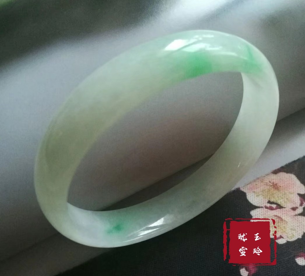 怎么挑选适合自己的玉手镯,玉手镯怎么选才是最好的呢