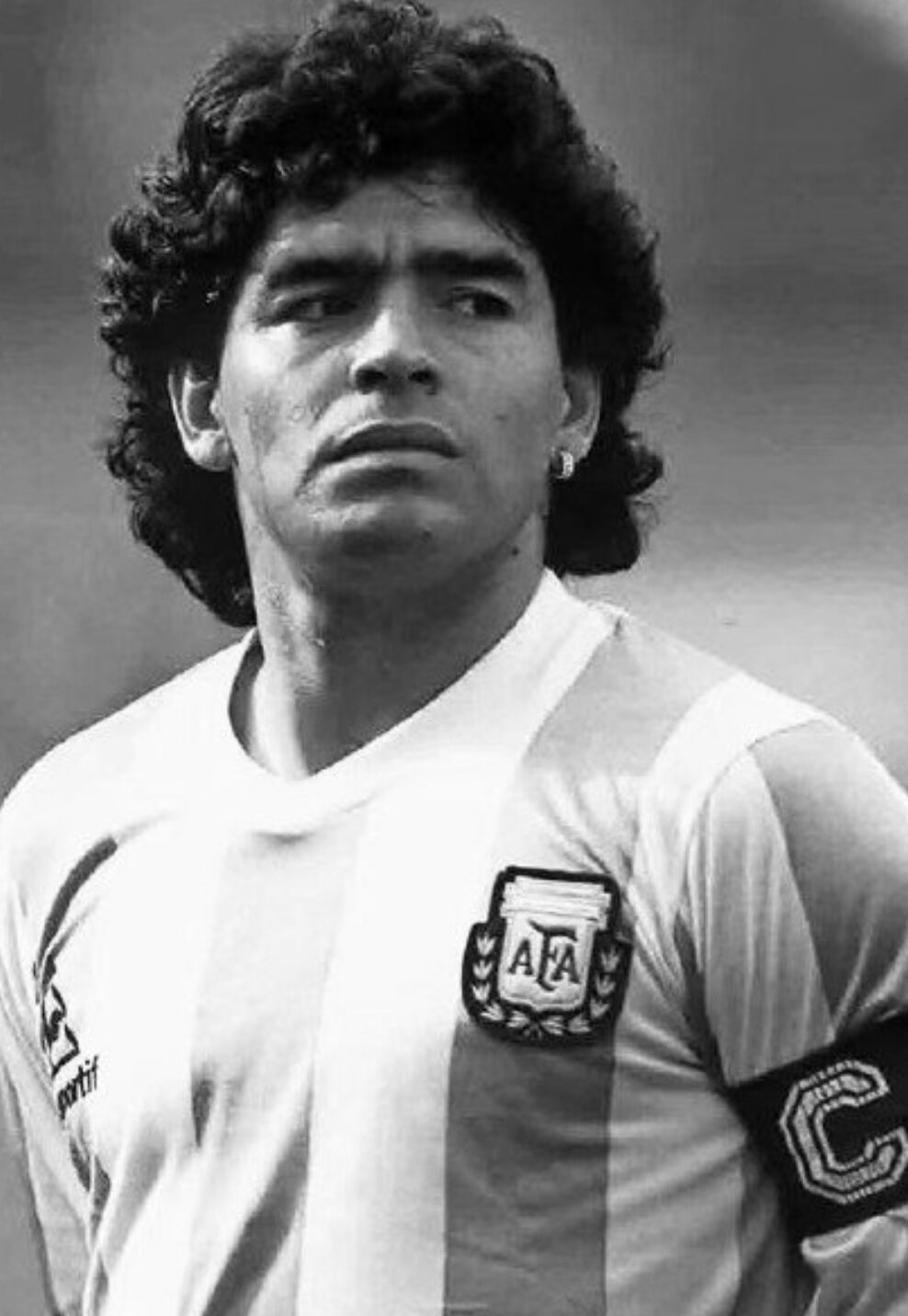 球王马拉多纳死亡案最新进展,球王马拉多纳颠球视频