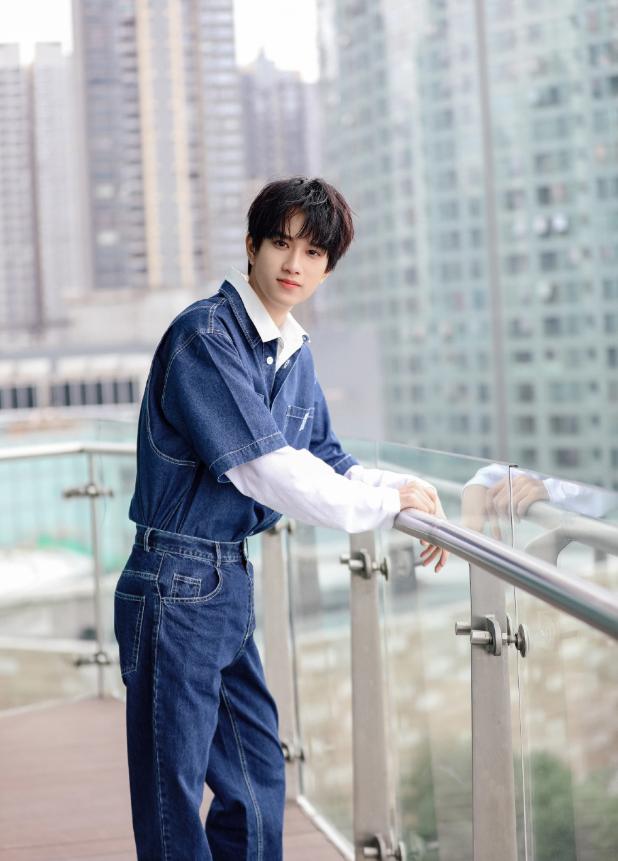 敖子逸美式证件照,敖子逸氛围感十足照片