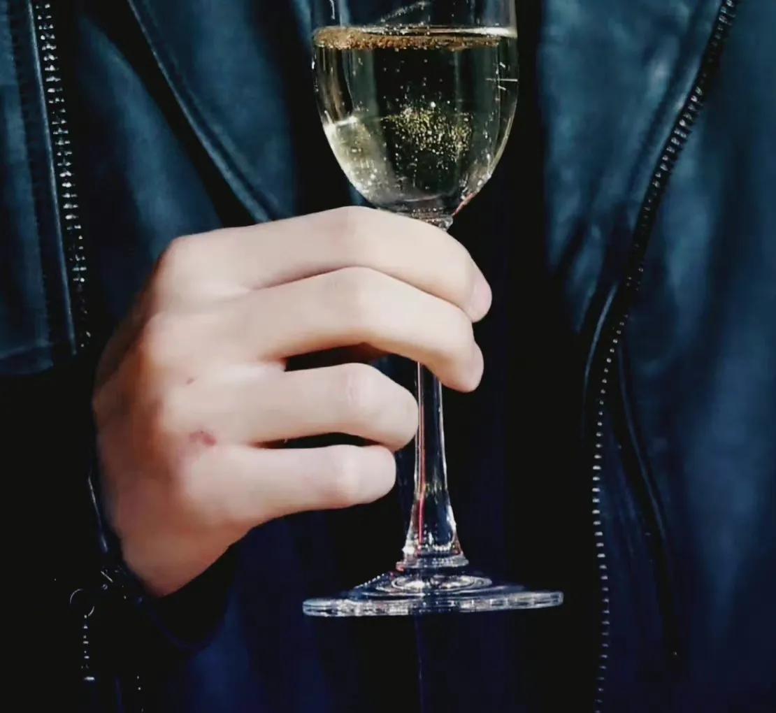 零点官宣：王一博又一全球代言，25小时未眠，疲惫也不影响资源