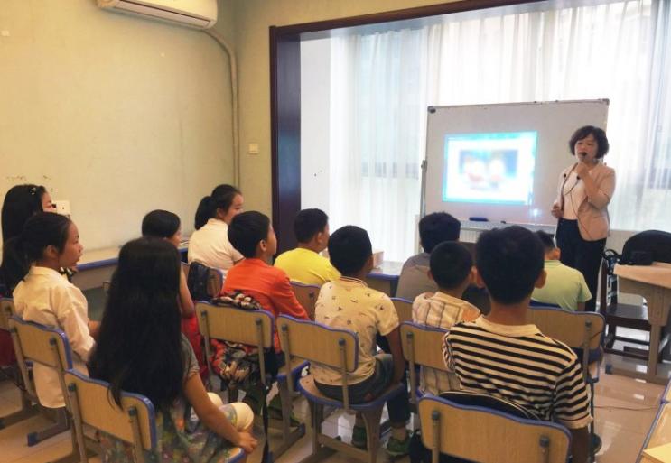 13岁女孩偷穿妈妈*裤内**,7天后被送进医院,医生怒斥:无知