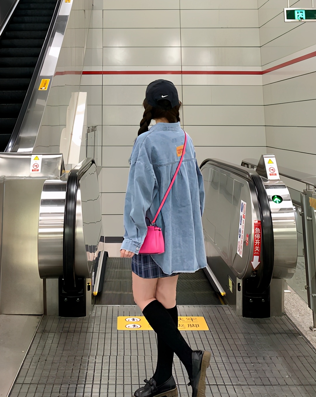 长款牛仔外套怎么搭配好看,牛仔外套的搭配也是比较简单的