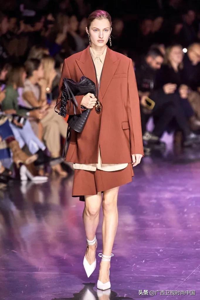 适合年轻人的职场穿搭,职场穿搭尽显干练大气