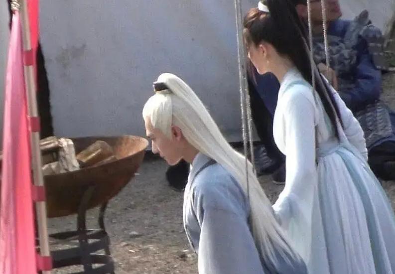 赵露思雷人造型,赵露思综艺红裙公主切造型