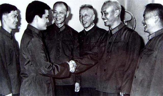 徐廷泽驾机起义，摆脱4架敌机拦截，周恩来嘱咐他先成家，后工作