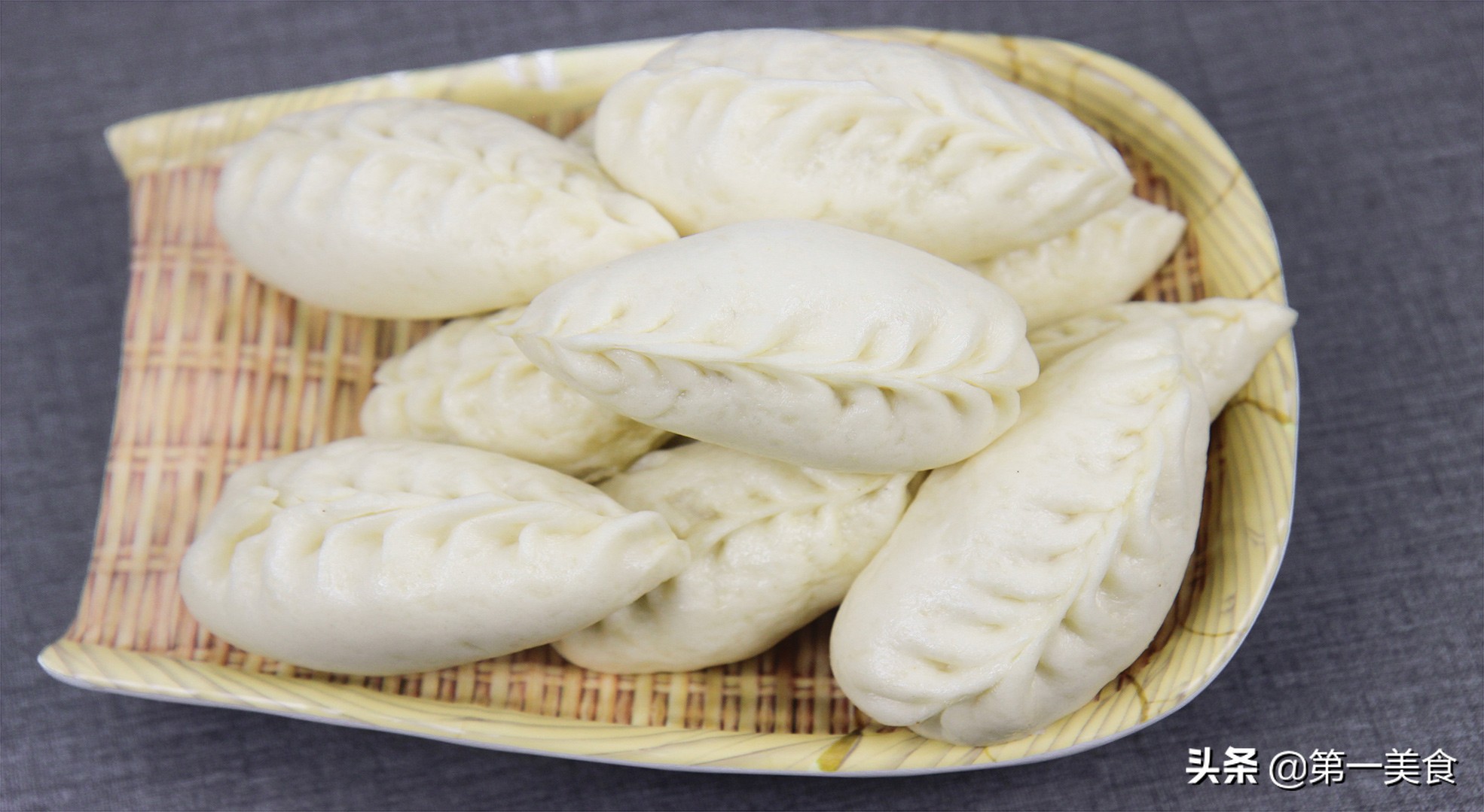 面点师麦穗水饺的包法,麦穗包子的捏法慢动作视频