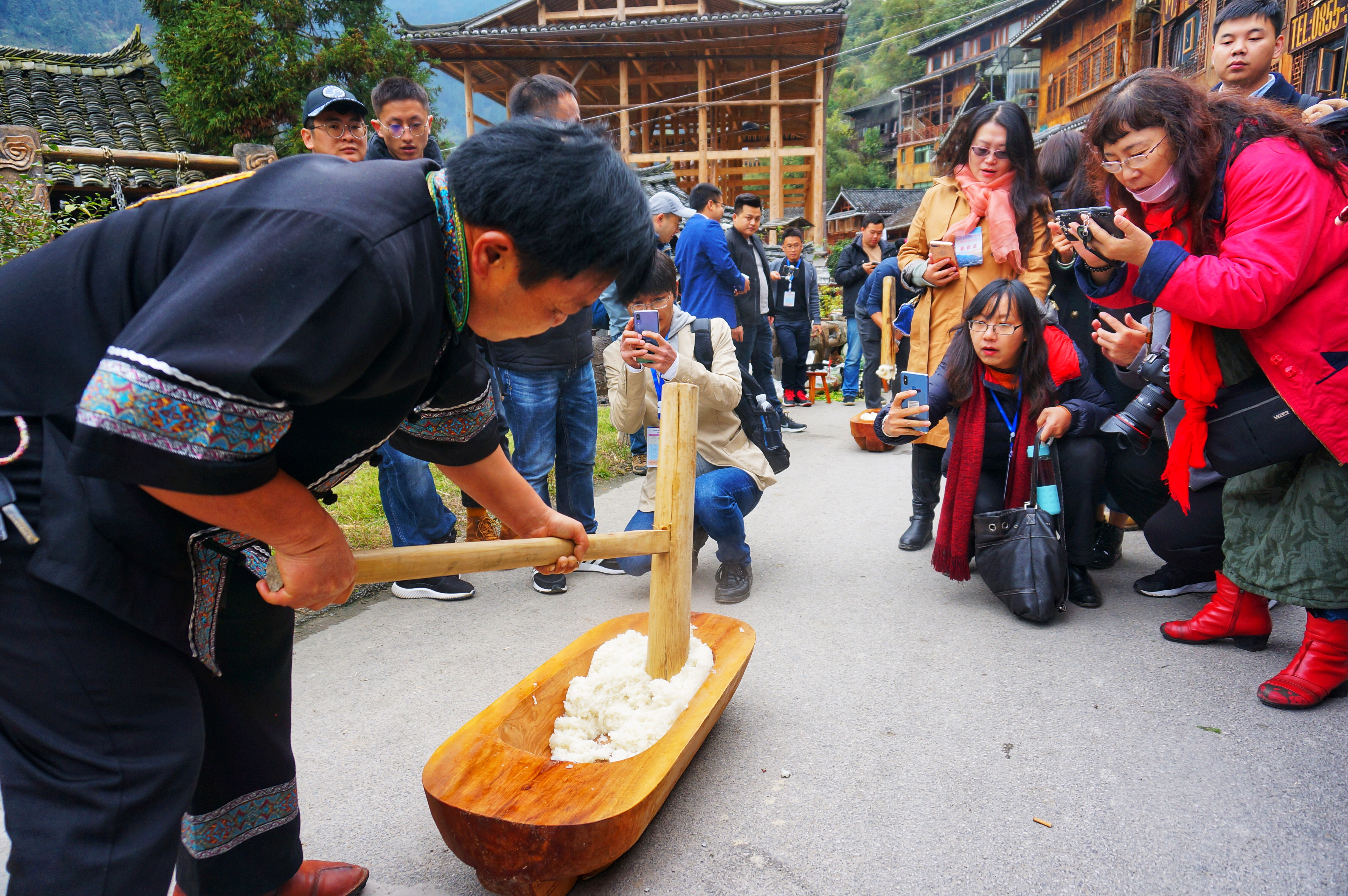 贵州西江千户苗寨节日气息超浓厚,西江千户苗寨春节活动