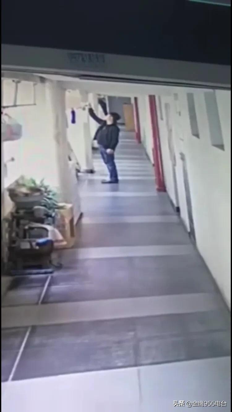 变态男！光天化日下频偷长沙一小区女性贴身内衣裤