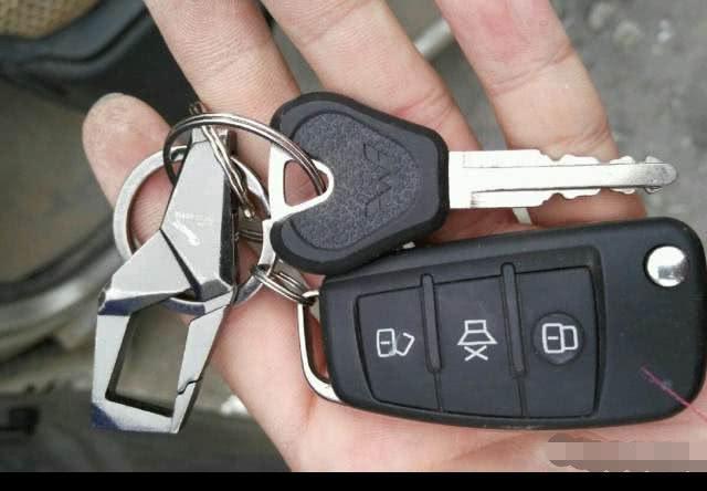 无钥匙车钥匙丢了怎么办,忘记带车钥匙怎么开锁