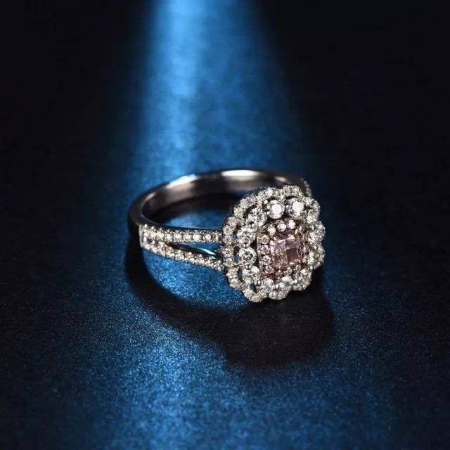 女士正确戴戒指左手还是右手招财,女戒指戴左手还是右手代表财运