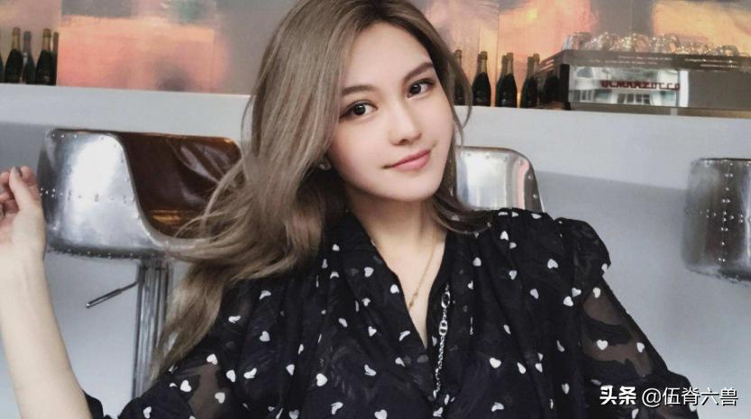 周扬青坐在詹姆斯旁边搞笑评论,周扬青坐詹姆斯旁边视频