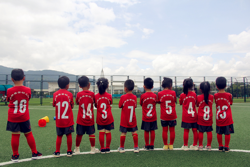 以球健体悦动童趣：昆明枫林盛景幼儿园的足球之路