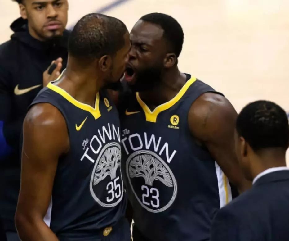 杜兰特崴脚倒地,杜兰特崴腿