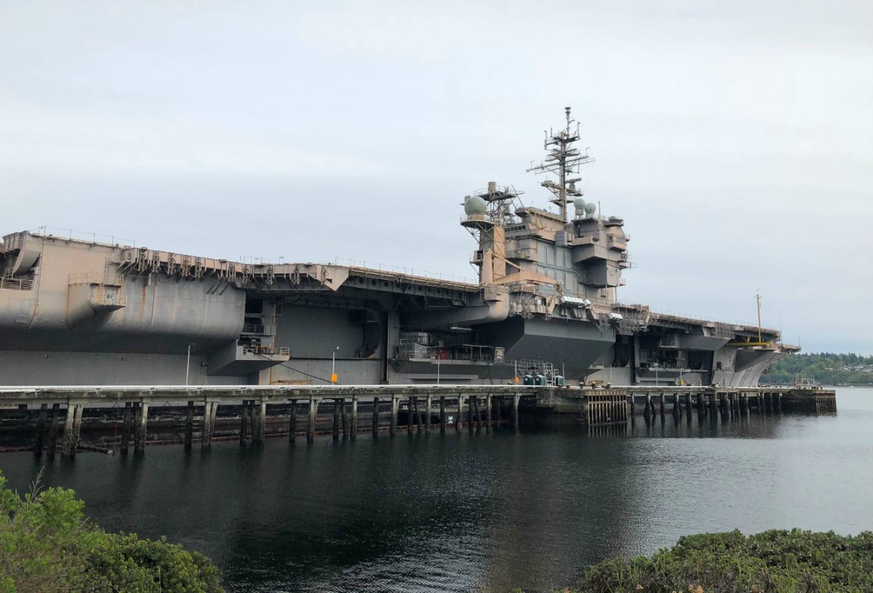 排水量80000余吨,排水量达到惊人的12万吨