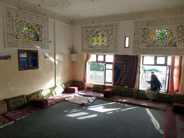 沙漠中的*品毒**王国：40%水用于种*品毒**，致饥荒，满街是脸肿大的人