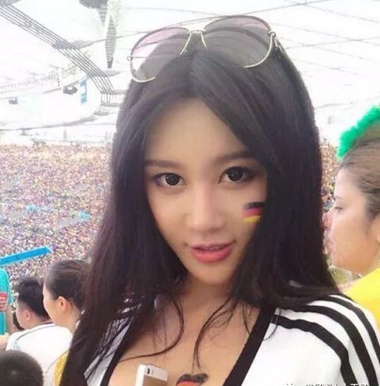 她被誉为最美足球宝贝,表演“夹手机”走红,26岁成女总裁