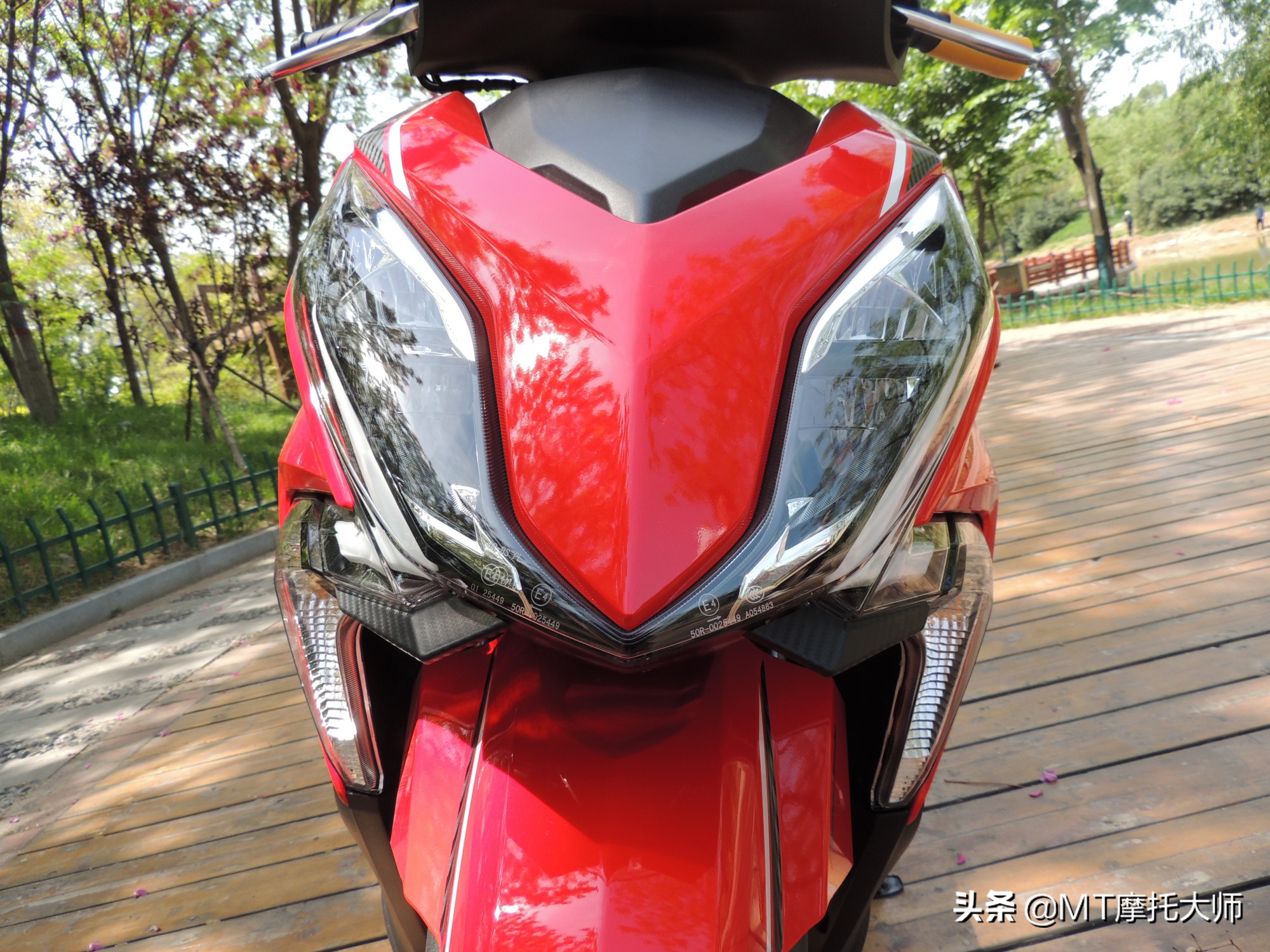 新大洲本田裂行rx125对比豪爵踏板,本田裂行125驾驶体验