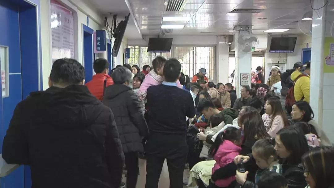 广州流感来袭医院患者排队看病,流感医院人满为患