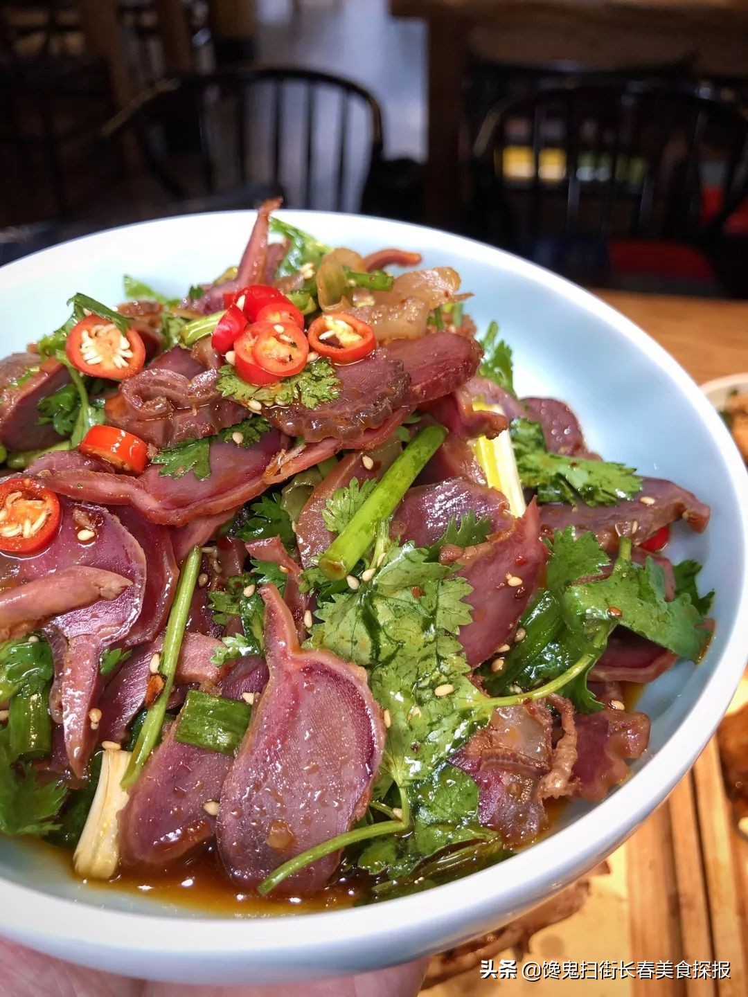 二道老厂区奇店。鹅的一切，全都炭火烤。烤鹅脖大锤抡