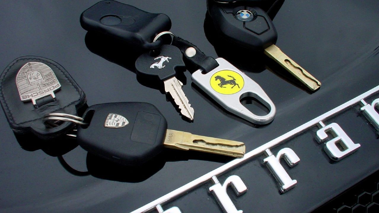 朋友借车到底借还是不借,朋友借车不还也不审车怎么办