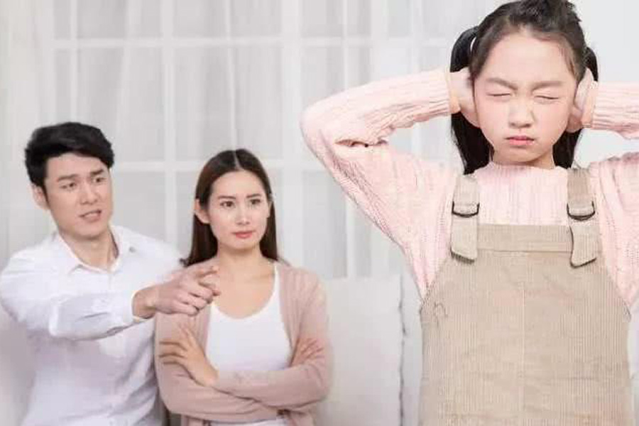 初一孩子玩手机怎样管教,初中孩子上课玩手机怎么管教啊