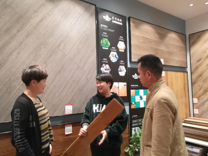 巨宁地板和大自然地板哪个好,巨宁地板和圣象地板哪个好