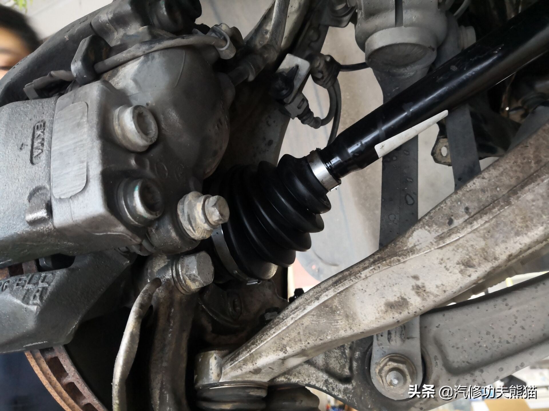 奥迪为何不能解决发动机烧机油,奥迪q5lea888三代发动机烧机油么