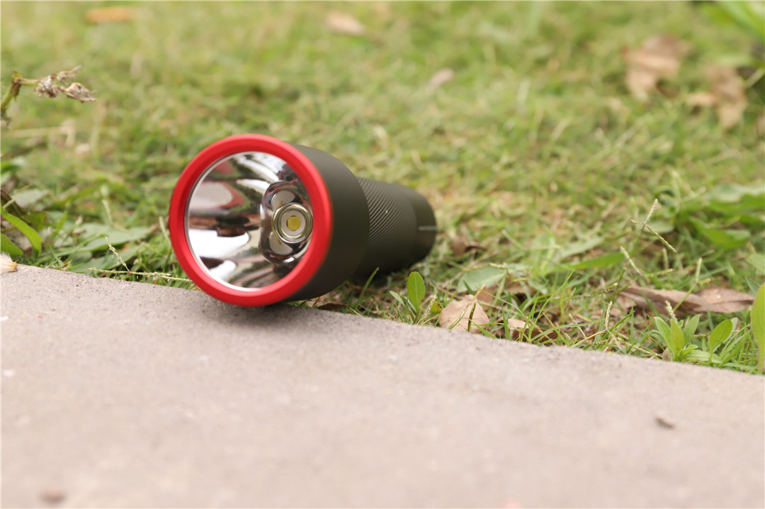 小米极蜂强光变焦手电拆解视频,小米强光手电筒