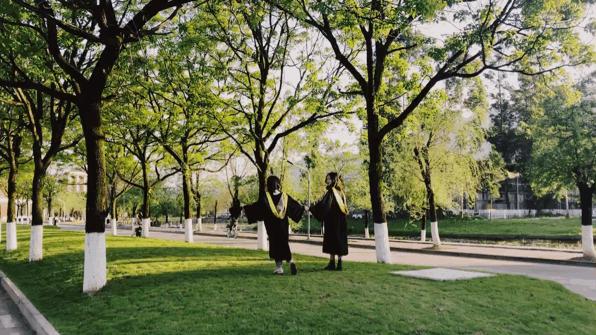 学生时代勾你馋虫的街边店,你和它上一次见面隔了几年?