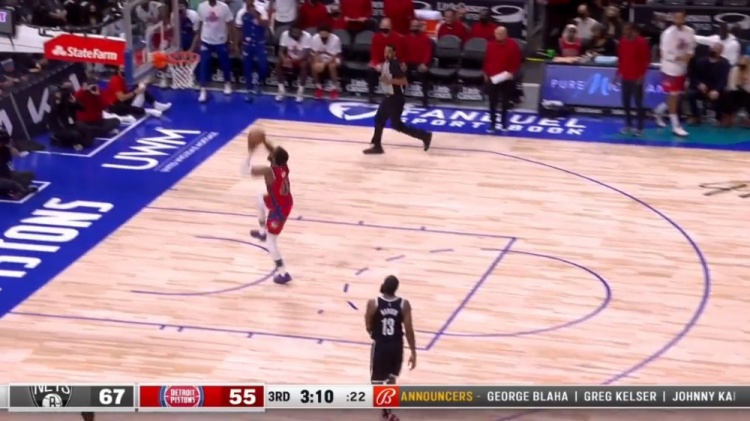 哈登造犯规动作引热议,哈登老动作造犯规遭裁判无视