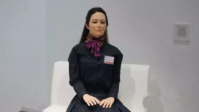 日本造出机器人老婆,全球第一个跟机器人结婚的人