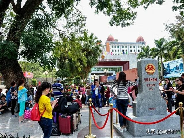 广西东兴与越南一河之隔,东兴与越南边境交界海边