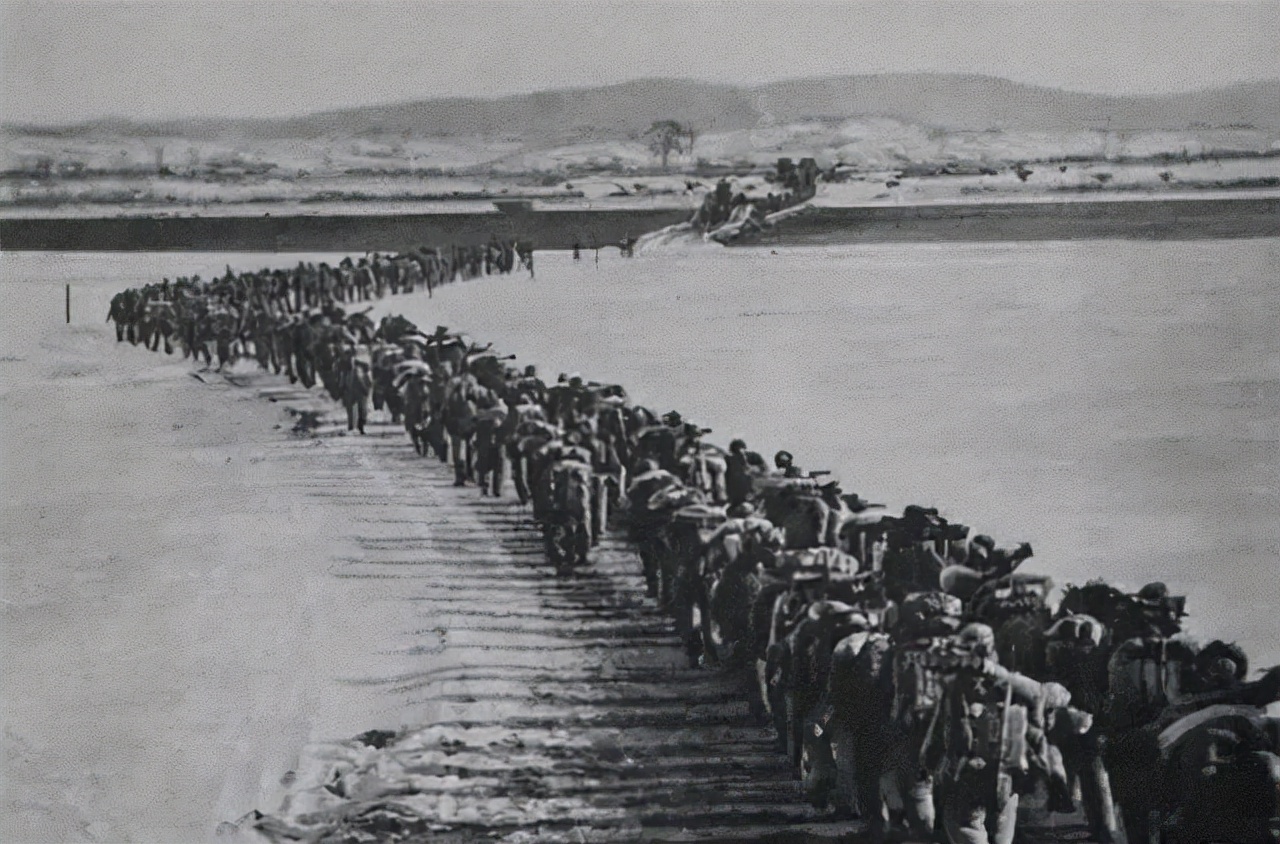 朝鲜战场上，志愿军战士违令向美军的飞机开枪，彭德怀：给予嘉奖