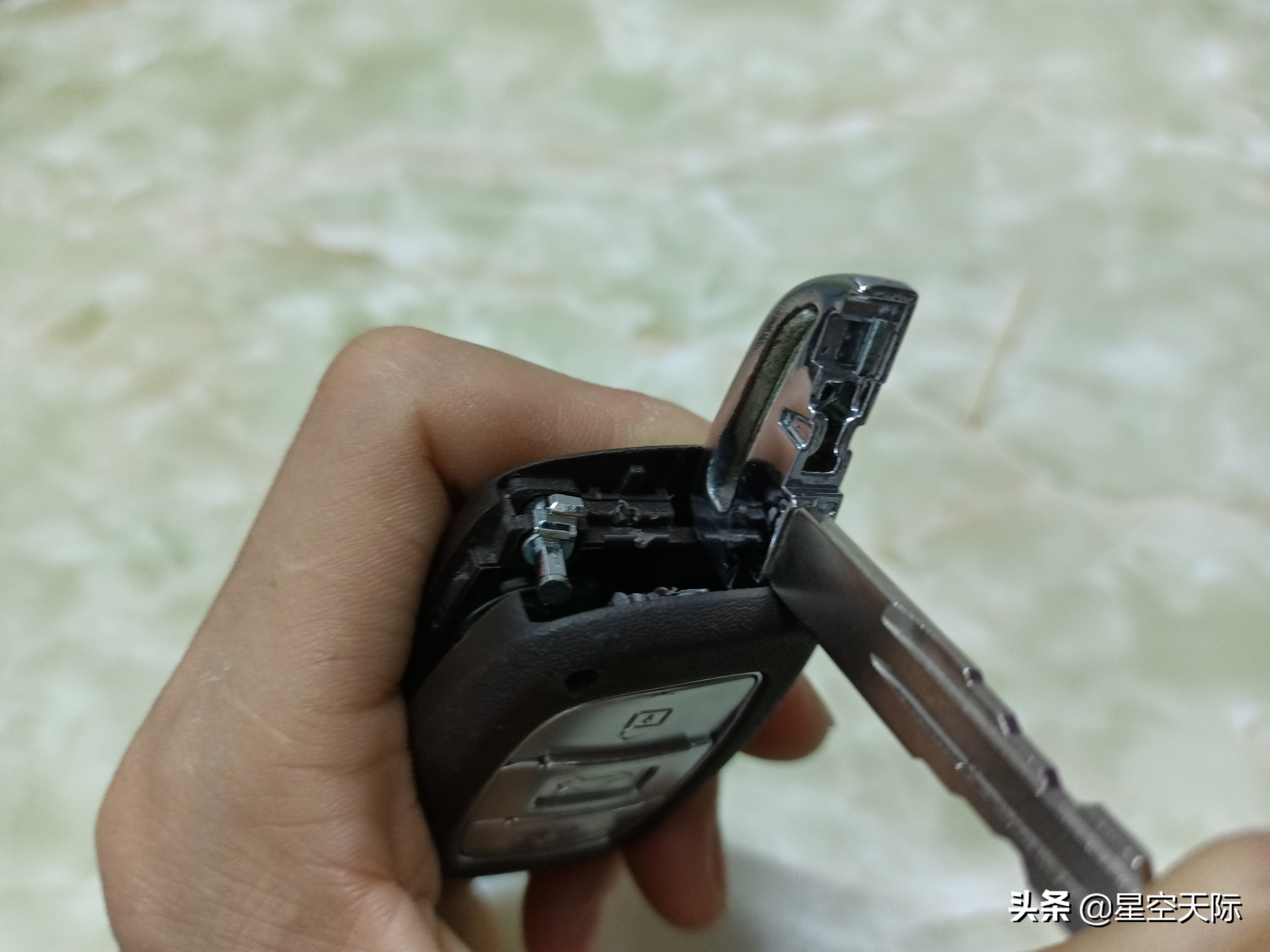 如何打开汽车遥控钥匙外壳,怎样打开车钥匙的盖子