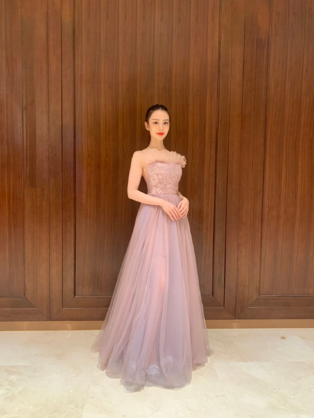 吉娜化浓妆出镜，产后4月无脱发困扰，被指双颊凹陷胶原蛋白流失