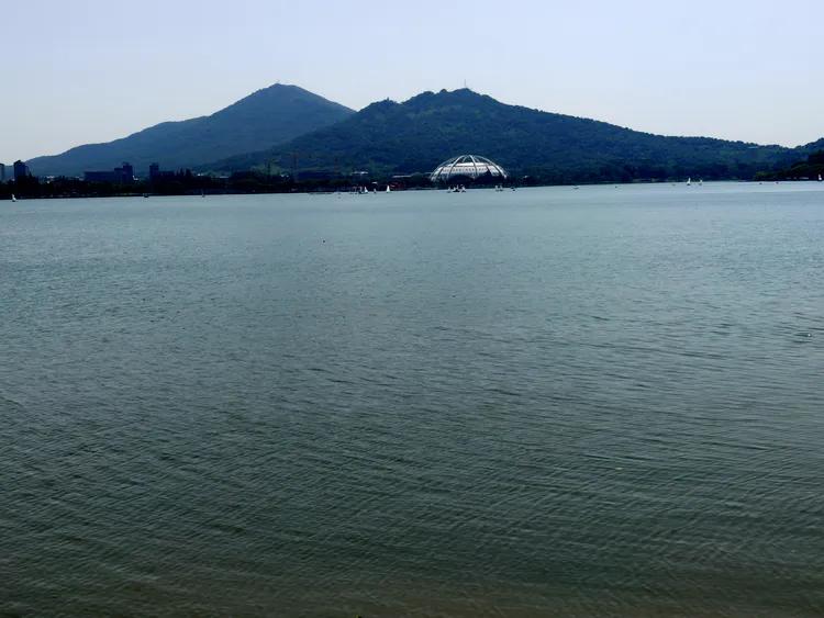 曾作为禁地，与外界隔绝二百六十多年的“玄武湖”，今日锣鼓喧天