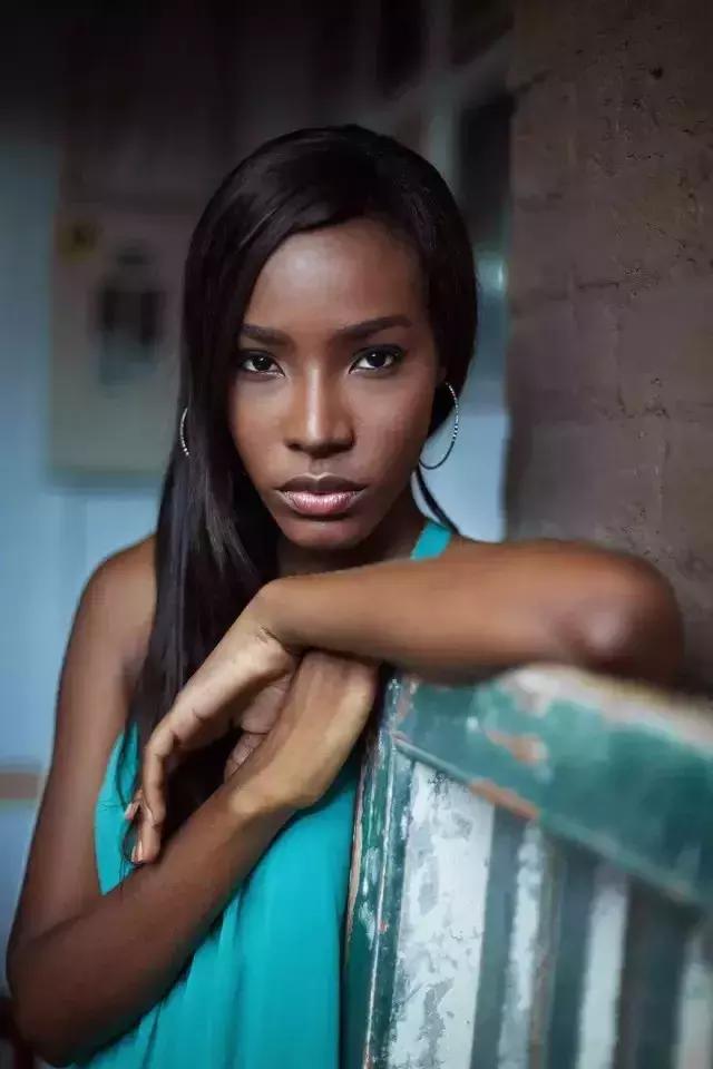 一个普通的上班族起早贪黑,一个打工人四处奔波