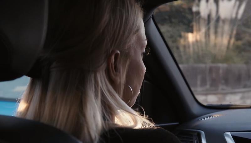 腹中胎儿长出肿瘤，孕妇忍着剧痛，给胎儿打麻药做手术