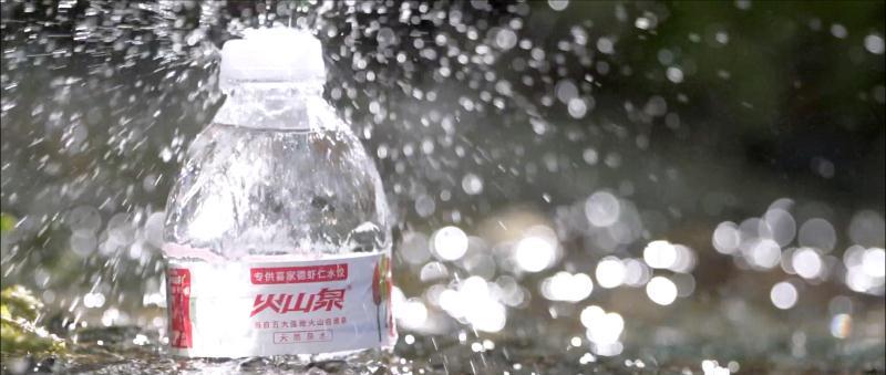 这家水饺店出了一瓶万年稀罕的天然自涌泉,到店免费喝,牛掰啊