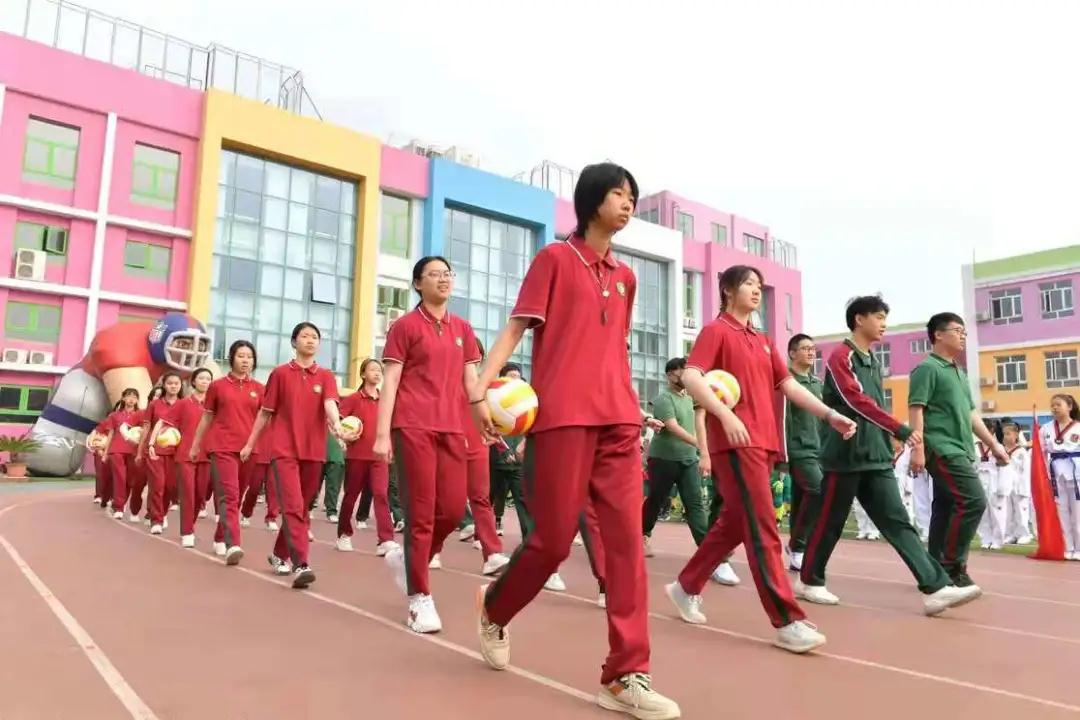 一共有207人参加体操表演,一百多人体育节开场