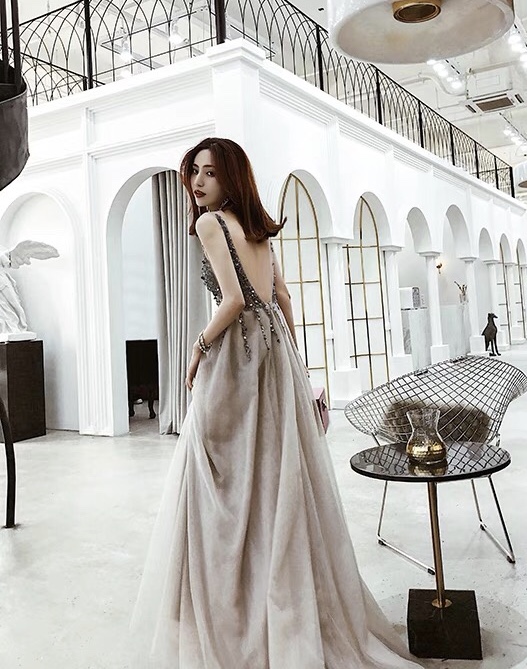 参加年会晚礼服必备,年会穿晚礼服可以做什么活动