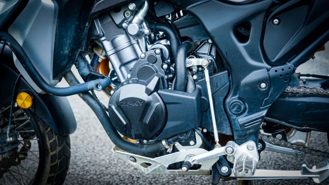 凯越500x摩托车一万公里保养,21款凯越500x经典版和珠峰版