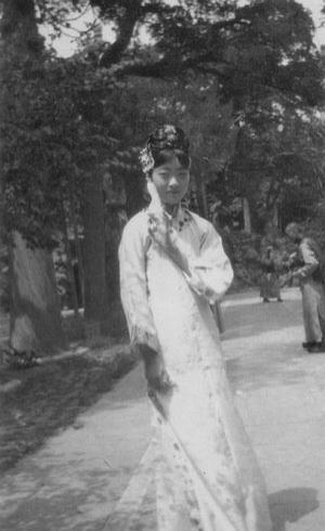 末代皇后婉容出行时的老照片,末代皇帝婉容和溥仪新婚多少集