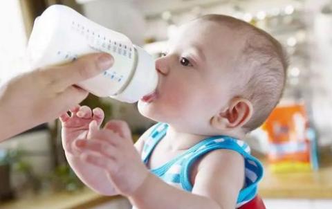 6个月宝宝睡半夜突然持续呕吐,六个月宝宝半夜醒来呕吐