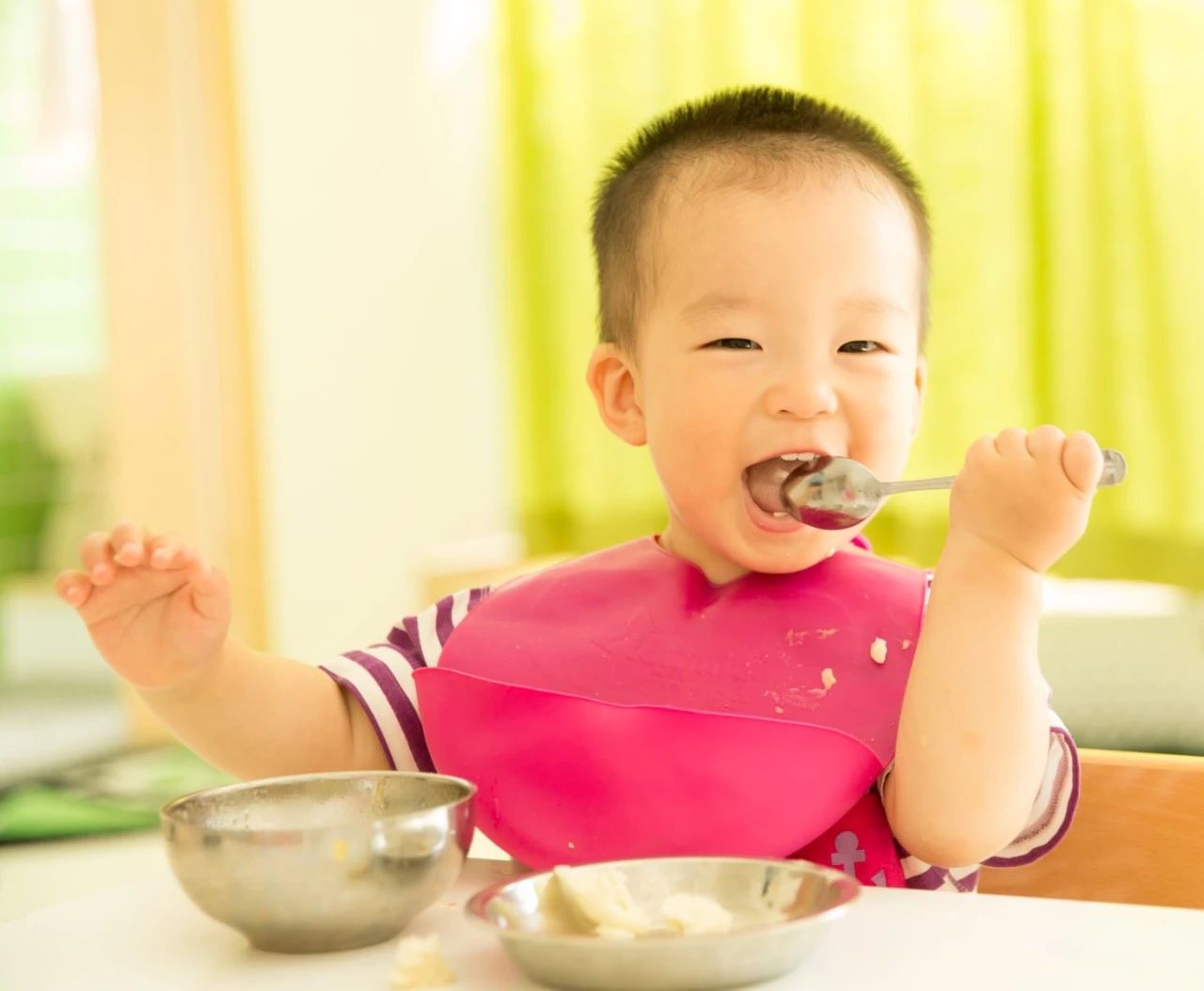 吃饭看出有教养和没教养,吃饭看手机是没有教养的表现么