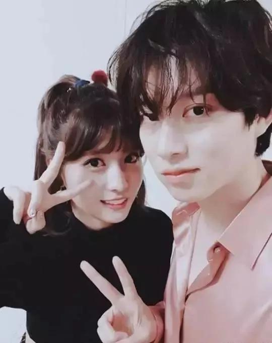 金希澈出道15年首次公开恋情，女友还被评为95后爱豆中最懂穿的人