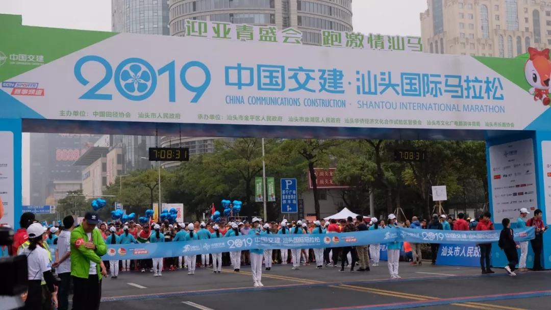 在街头当志愿者,凌晨四点出门当志愿者