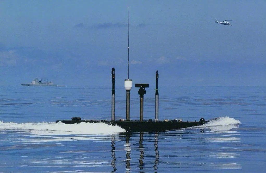 潜艇上没有窗户,潜艇在水底无法通过舷窗观察