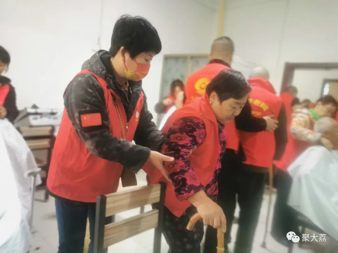 陪老人度过美好重阳节，大荔金龙、鸿运驾校、秦东考务中心在行动